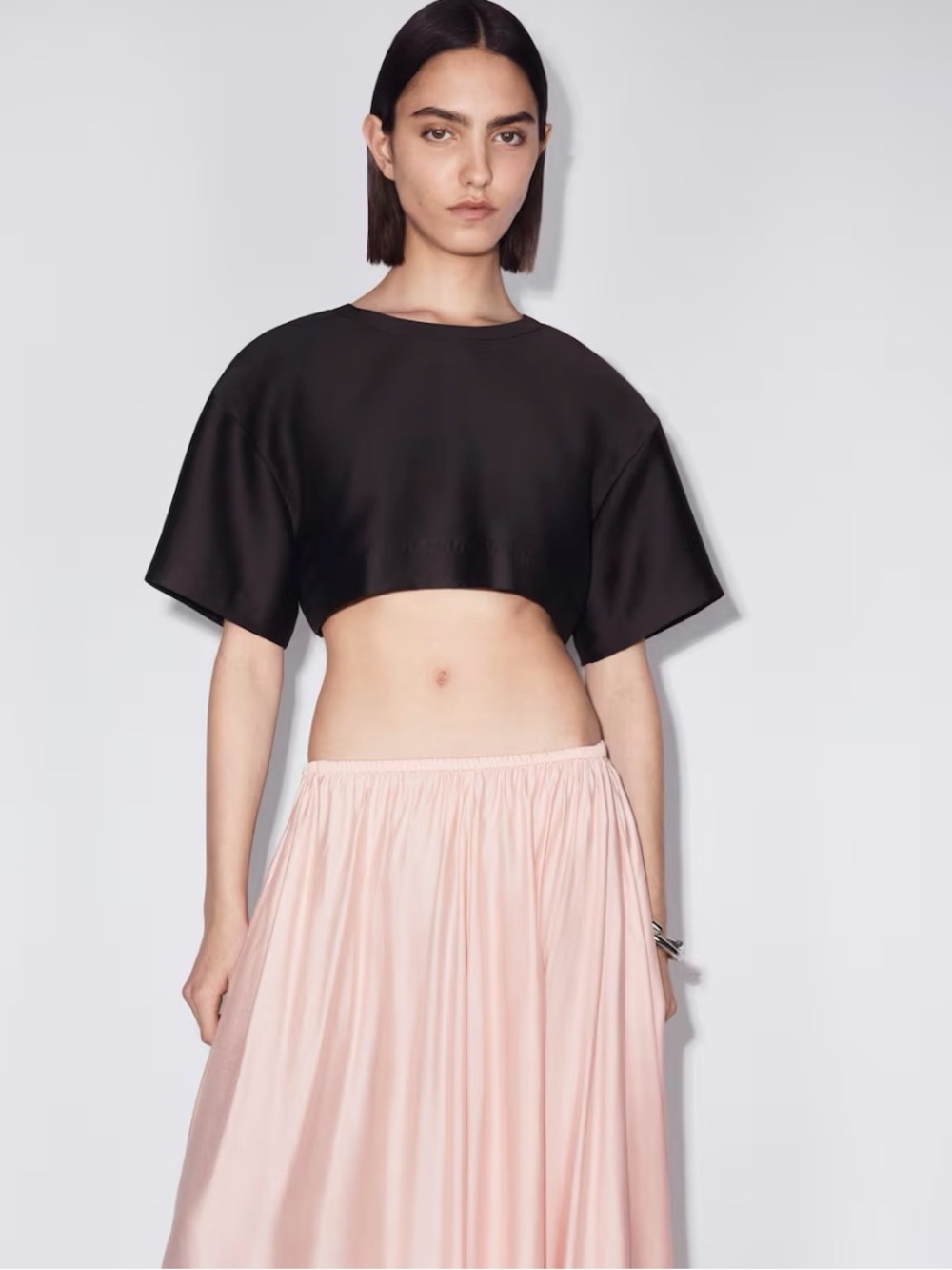 H&M S/S 2026 COLLECTION 
NWT BLACK DRESSY CROP TOP SIZE SMALL